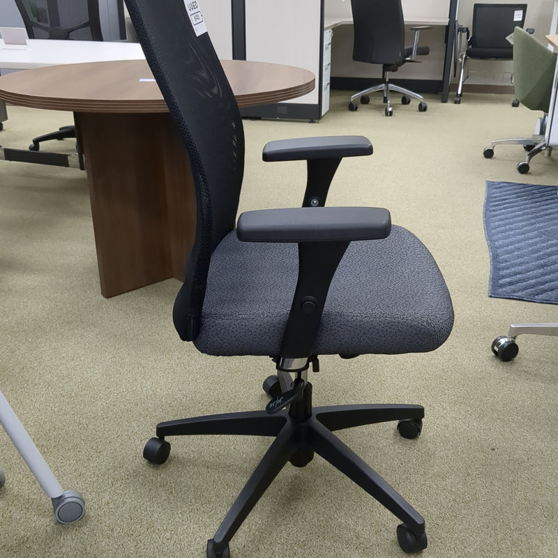 USED - Task gray chair with mesh back and fabric seat