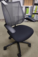 Silla de oficina negra USED Humanscale Liberty para conferencias/tareas