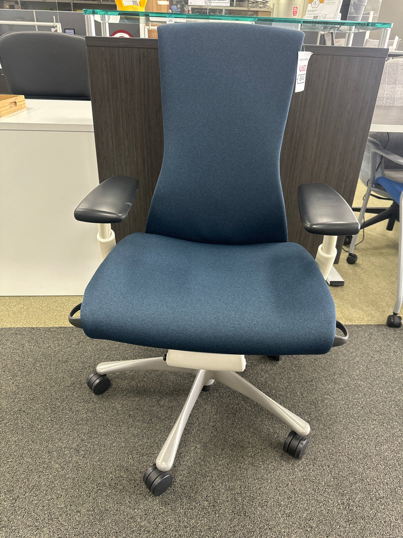 Herman Miller ダークグレー シート 7B00EF9A-0BCC-442E-93C7-