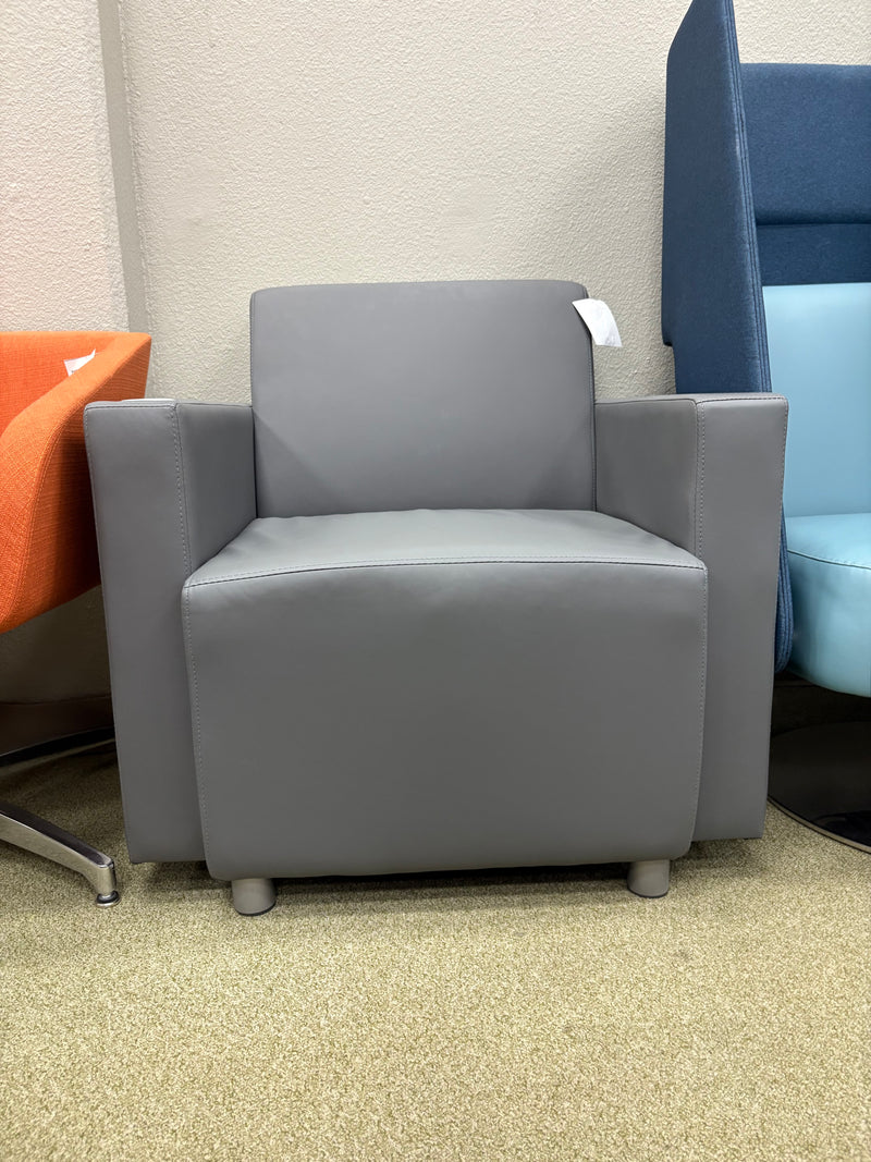 Studio Series Modular Lounge Chair RT arm USB pop up