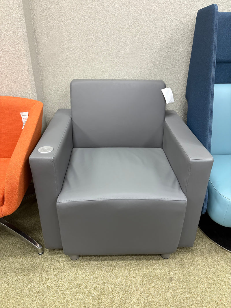 Studio Series Modular Lounge Chair RT arm USB pop up