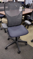 AGOTADO - Silla ejecutiva Allsteel Acuity con respaldo de malla y asiento de tela azul marino