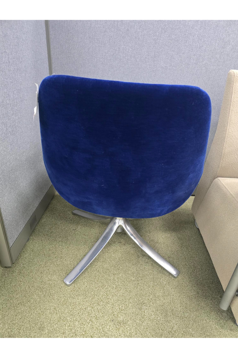 Pre-Owned 9 TO 5 Lily Lounge Chair $100